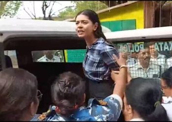 ইসলামের নিন্দার অভিযোগে গ্রেপ্তার ১৯ বছরের শর্মিষ্ঠার সঙ্গে “সন্ত্রাসী” র মত আচরণে কলকাতা পুলিশের বিরুদ্ধে ক্ষোভে ফুঁসছে গোটা দেশ ; এক বুদ্ধিজীবীর প্রতিক্রিয়া পড়ুন