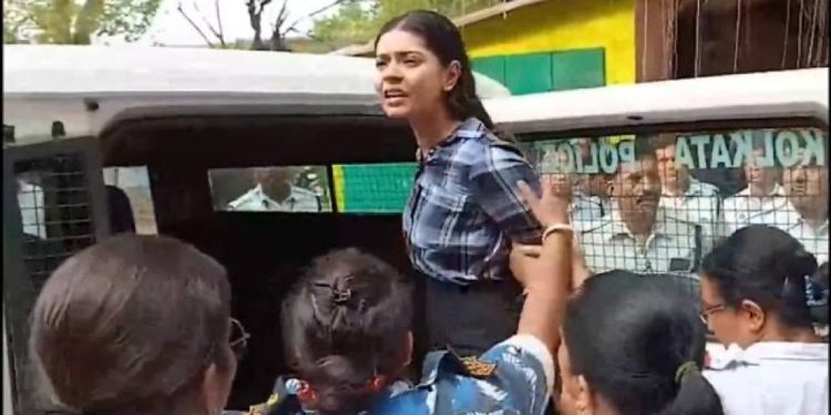 ইসলামের নিন্দার অভিযোগে গ্রেপ্তার ১৯ বছরের শর্মিষ্ঠার সঙ্গে “সন্ত্রাসী” র মত আচরণে কলকাতা পুলিশের বিরুদ্ধে ক্ষোভে ফুঁসছে গোটা দেশ ; এক বুদ্ধিজীবীর প্রতিক্রিয়া পড়ুন