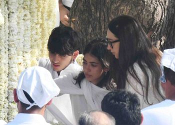 সন্তানদের নিয়ে দিল্লিতে প্রাক্তন স্বামী সঞ্জয় কাপুরের শেষকৃত্যে যোগ দিলেন করিশ্মা কাপুর