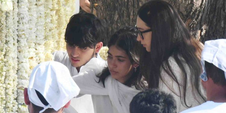 সন্তানদের নিয়ে দিল্লিতে প্রাক্তন স্বামী সঞ্জয় কাপুরের শেষকৃত্যে যোগ দিলেন করিশ্মা কাপুর