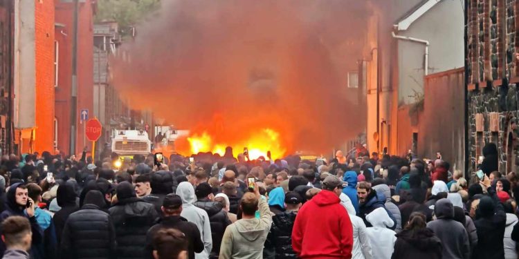 মুসলিম শরণার্থীদের দ্বারা স্থানীয় কিশোরীকে গণধর্ষণের পর ব্যাপক দাঙ্গা ছড়িয়ে পড়েছে আয়ারল্যান্ডে, আগুন ধরিয়ে দেওয়া হল শরণার্থীদের বাসস্থানে