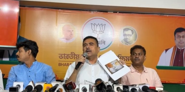 জগন্নাথের প্রসাদের নামে স্থানীয় দোকানের ২০ টাকার মিষ্টির প্যাকেট বিলি ! ক্ষমতা থাকলে জমজমের পানির নামে ভাইপোর ফ্যাক্টরির জল বিলি করে দেখান : মমতার ‘মিথ্যাচারের পর্দাফাঁস’ করে চ্যালেঞ্জ ছুড়ে দিলেন শুভেন্দু