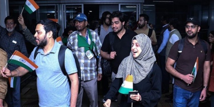 ‘মঙ্গলগ্রহ’ থেকেও নাগরিকদের উদ্ধার করবে মোদী সরকার … ‘অপারেশন সিন্ধু’ আবারও প্রমাণ করল : দিল্লি বিমানবন্দরে নেমেই ‘ভারত মাতা কি জয়’ স্লোগান দিল কাশ্মীরি পড়ুয়ারা