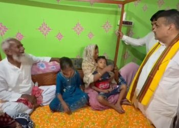 গোঘাটে নিহত দলের মুসলিম নেতার দুই সন্তানের পড়াশোনার দায়িত্ব নিলেন শুভেন্দু অধিকারী, পরিবারের হাতে তুলে দিলেন ২ লক্ষ টাকার চেক