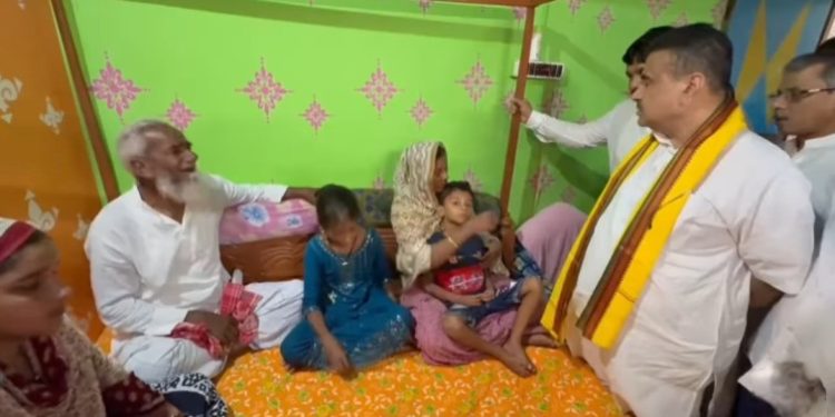 গোঘাটে নিহত দলের মুসলিম নেতার দুই সন্তানের পড়াশোনার দায়িত্ব নিলেন শুভেন্দু অধিকারী, পরিবারের হাতে তুলে দিলেন ২ লক্ষ টাকার চেক