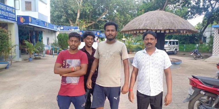 ট্রেনের নিচে ঝাঁপ দিয়ে আত্মঘাতী হতে যাওয়া প্রৌঢ়ার প্রাণ বাঁচালেন ভাতারের ৪ যুবক