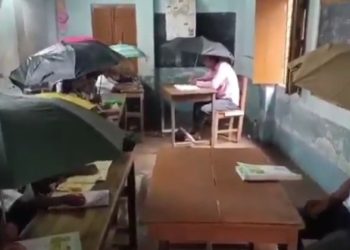 বৃষ্টির জল আটকাতে স্কুলের ঘরের মধ্যে ছাতা মাথায় ক্লাস করছে ছোট্ট পড়ুয়ারা ! ভিডিও পোস্ট করে লকেট চ্যাটার্জি বললেন : ‘কি লজ্জার কথা’