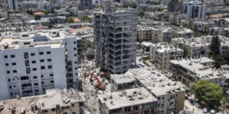 আজ রবিবার ব্যাপক হামলা চালিয়েছে আইডিএফ, ইরানের সামরিক স্থাপনার কাছে থাকা বেসামরিক নাগরিকদের সরে যেতে সতর্ক করেছে ইসরায়েল