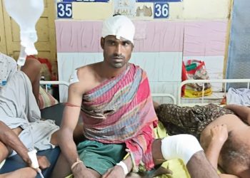 তুচ্ছ ঘটনা নিয়ে হাঁসুয়ার দিয়ে প্রতিবেশী পরিবারকে কোপানোর অভিযোগ, আহত মহিলাসহ ৩