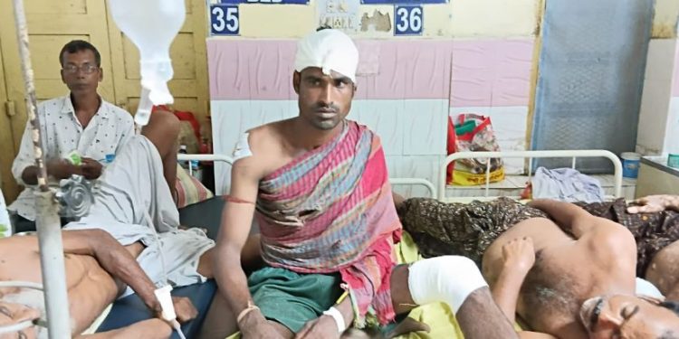 তুচ্ছ ঘটনা নিয়ে হাঁসুয়ার দিয়ে প্রতিবেশী পরিবারকে কোপানোর অভিযোগ, আহত মহিলাসহ ৩