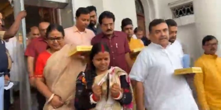 “ওবিসি বিল হরিবোল”- বিধানসভার গেটে শুভেন্দুদের শ্লোগান