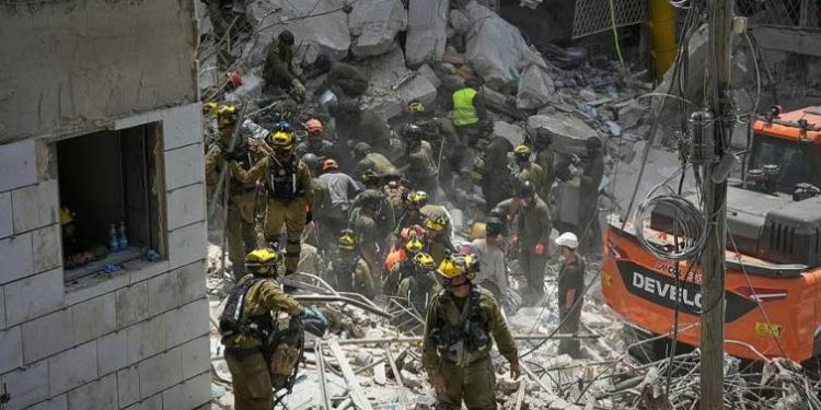 ইসরায়েল-ইরান যুদ্ধ : তৃতীয় দিনে ব্যাপক ক্ষেপণাস্ত্র হামলা, ইরানে মৃত কমপক্ষে ২২৪ জন, ১০ জন মারা গেছে ইসরায়েলে ; দু’পক্ষ মিলে কয়েক হাজার আহত