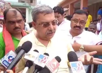 ছাত্রীকে গণধর্ষণে কলেজের নিরাপত্তা নিয়ে প্রশ্ন করায় সাংবাদিকরা ‘পলিটিক্যাল এজেন্ডা’ চালাচ্ছে বলে মন্তব্য করলেন কল্যাণ ব্যানার্জি ; অমিত মালব্যর প্রশ্ন : ‘পুলিশের কাজ কি শুধু মমতা ব্যানার্জির বাসভবন পাহারা দেওয়া এবং তৃণমূল নেতাদের মাথায় ছাতা ধরা ?’