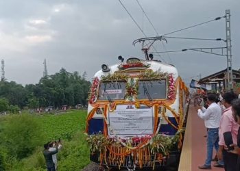 বড় দুঃখের রেলের পরিচিতি কাটলো, পুরুলিয়া থেকে বাঁকুড়া ভায়া মসগ্রাম হয়ে হাওড়া ট্রেন পরিষেবার উদ্বোধন করলেন রেলমন্ত্রী