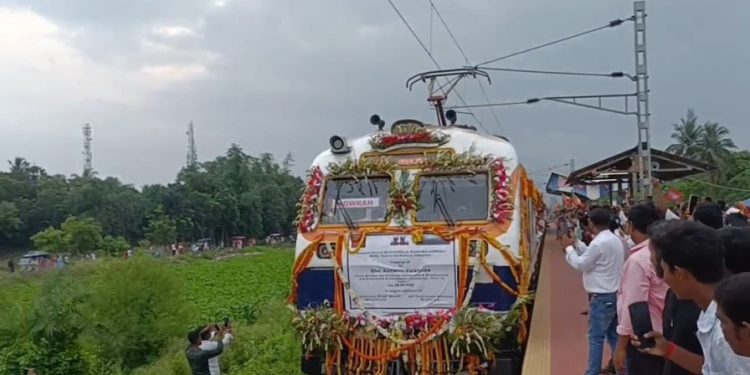 বড় দুঃখের রেলের পরিচিতি কাটলো, পুরুলিয়া থেকে বাঁকুড়া ভায়া মসগ্রাম হয়ে হাওড়া ট্রেন পরিষেবার উদ্বোধন করলেন রেলমন্ত্রী