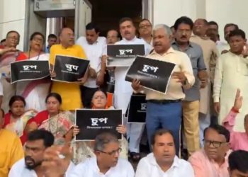 চার বিজেপি বিধায়কের সাসপেন্ড, শুভেন্দু অধিকারীকে কক্ষ থেকে বেরিয়ে যাওয়ার নির্দেশ স্পিকার বিমান ব্যানার্জির, প্রতিবাদে বিধানসভায় বিজেপির বিক্ষোভ