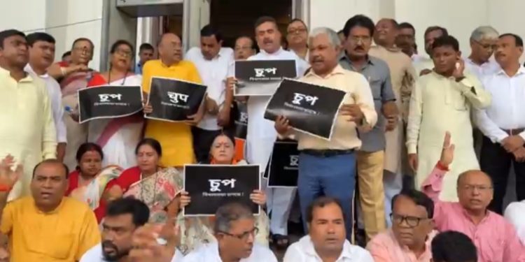 চার বিজেপি বিধায়কের সাসপেন্ড, শুভেন্দু অধিকারীকে কক্ষ থেকে বেরিয়ে যাওয়ার নির্দেশ স্পিকার বিমান ব্যানার্জির, প্রতিবাদে বিধানসভায় বিজেপির বিক্ষোভ