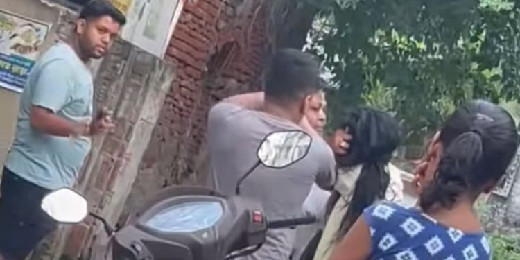 প্রকাশ্য রাস্তায় তরুনীর সঙ্গে তুমুল মারপিটে জড়ালেন পানিহাটি পুরসভার তৃণমূলের কাউন্সিলর শ্রাবন্তী রায়, ভিডিও ভাইরাল