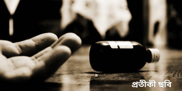 বিষের স্বাদ পরখ করতে গিয়ে জীবন খোয়ালো এক নাবালক