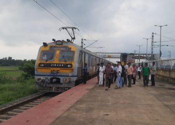 ইঞ্জিন বিকল হয়ে আধ ঘন্টা লেট ডাউন আমোদপুর-কাটোয়া লোকাল ট্রেন