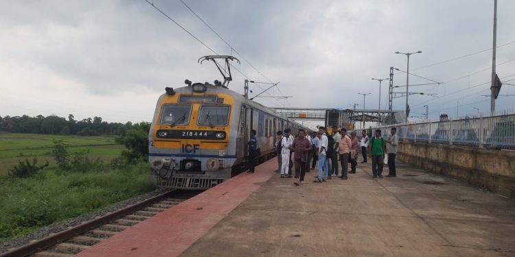 ইঞ্জিন বিকল হয়ে আধ ঘন্টা লেট ডাউন আমোদপুর-কাটোয়া লোকাল ট্রেন
