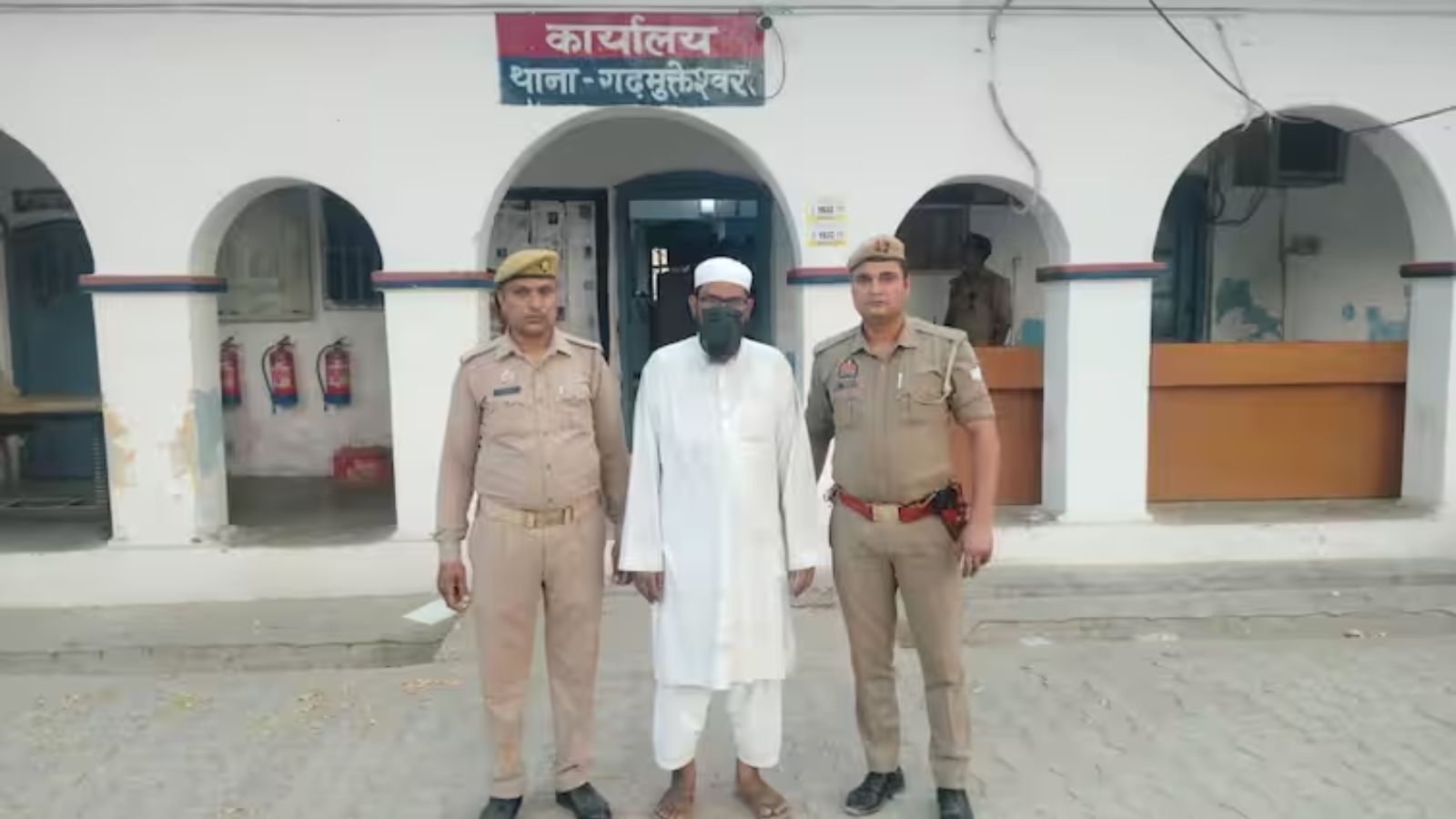 ১৪ বছরের কিশোরীকে ২ মাস ধরে লাগাতার ধর্ষণের অভিযোগ মাদ্রাসার হাফিজ ওয়াসিমের বিরুদ্ধে