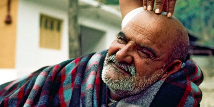 এই কারণেই মানুষ নিম করোলি বাবাকে হনুমানজির অবতার বলে মনে করে ! বাবার কিছু অলৌকিক ক্ষমতার কথা শুনলে আপনি হতবাক হয়ে যাবেন