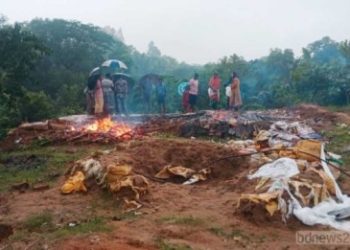 চট্টগ্রামের সীতাকুণ্ডে মন্দিরে আগুন ধরিয়ে প্রাচীর নির্মান করে দখল নিল স্থানীয় মুসলিমরা