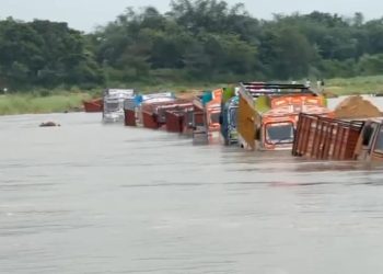 বালি লোড করতে নেমে জল থইথই দামোদরে জলে ভাসলো ১৫টি লরি