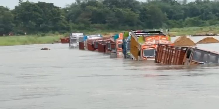 বালি লোড করতে নেমে জল থইথই দামোদরে জলে ভাসলো ১৫টি লরি