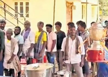 আরসিবি আইপিএল ২০২৫ চ্যাম্পিয়নশিপ জেতায় কর্ণাটকের কোপ্পালের যুবকরা পুরো গ্রামকে মাংস-ভাত খায়িয়েছে