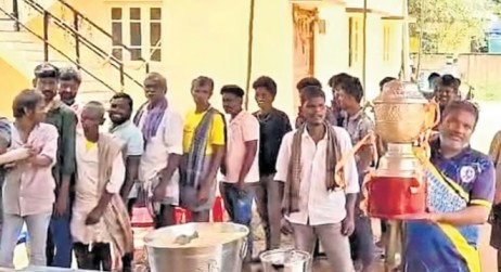 আরসিবি আইপিএল ২০২৫ চ্যাম্পিয়নশিপ জেতায় কর্ণাটকের কোপ্পালের যুবকরা পুরো গ্রামকে মাংস-ভাত খায়িয়েছে