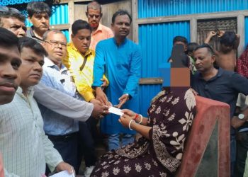 কুমিল্লায় গনধর্ষিতাকে মামলা তোলার জন্য চাপ, নির্যাতিতা বললেন : ‘অভিযুক্ত ফজর আলীকে ফাঁসি না দিলে আমি গলায় ফাঁস দিয়ে আত্মঘাতী হব’