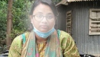 বাংলাদেশ : ক্ষতিপূরণের দাবিতে হিন্দু প্রেমিকের বাড়িতে অনসনে বসেছেন মুসলিম তরুনী
