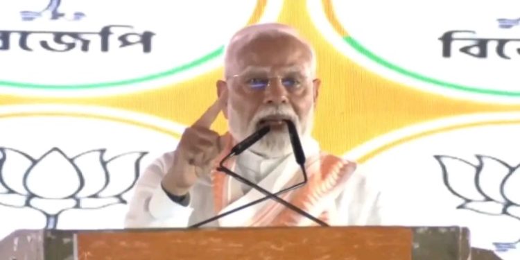 ৫,৪০০ কোটি টাকার ৭টি প্রকল্পের উদ্বোধন করে নরেন্দ্র মোদী বললেন : ‘তৃণমূল সরকার বাংলার উন্নয়নের মাঝে প্রাচীর হয়ে দাঁড়িয়ে আছে’