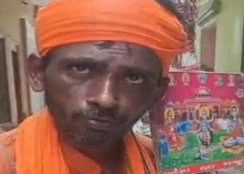 গেরুয়া পোশাক পরে হিন্দু এলাকায় হিন্দু পরিচয় দিয়ে ভিক্ষা করছিল শাহজাদ সোনু, ধরে পুলিশের হাতে তুলে দিল স্থানীয়রা