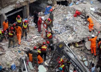 করাচিতে ভবন ধসে মৃতের সংখ্যা বেড়ে ২৭, ধ্বংসস্তূপের চাপা পড়ে আছে আরও বহু মানুষ