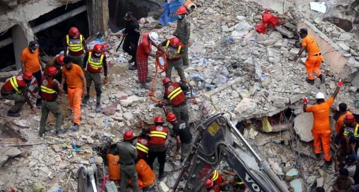 করাচিতে ভবন ধসে মৃতের সংখ্যা বেড়ে ২৭, ধ্বংসস্তূপের চাপা পড়ে আছে আরও বহু মানুষ