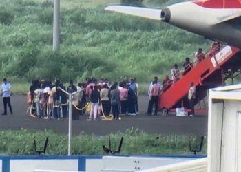 গুজরাটে বসবাসকারী ২৫০ জন বাংলাদেশীকে হাত বেঁধে বিমানে ফেরত পাঠানো হল