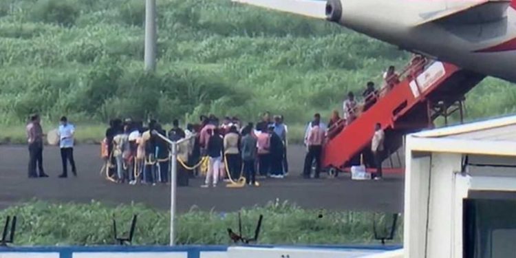 গুজরাটে বসবাসকারী ২৫০ জন বাংলাদেশীকে হাত বেঁধে বিমানে ফেরত পাঠানো হল