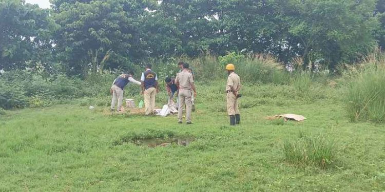 কাটোয়ার রাজুয়ার বোমা বিস্ফোরণ কান্ড : উদ্ধার হওয়া ৭ কেজি বোমার মশলা নিস্ক্রিয় করল সিআইডি বোম্ব স্কোয়াড ; পুলিশের তদন্ত প্রক্রিয়া নিয়ে উঠছে প্রশ্ন
