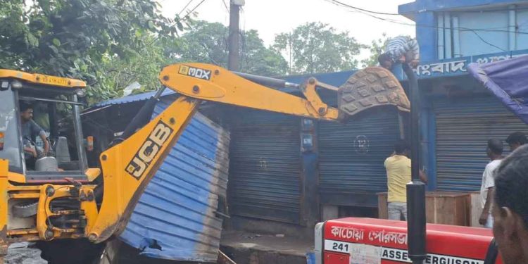 কাটোয়া মহকুমাশাসকের অফিসের সামনে মার্কেটে চললো বুলডোজার