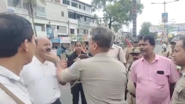 সিপিএম নেতাকে বাম হাতে করে সপাটে চড় কষালেন বংশিহরি থানার আইসি