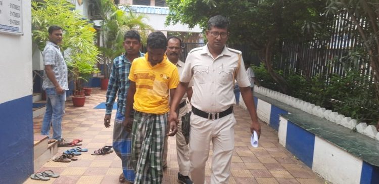 কাটোয়ায় ২২ বছরের বধূকে মাঠে টেনে নিয়ে গিয়ে গনধর্ষণের অভিযোগে গ্রেপ্তার ২