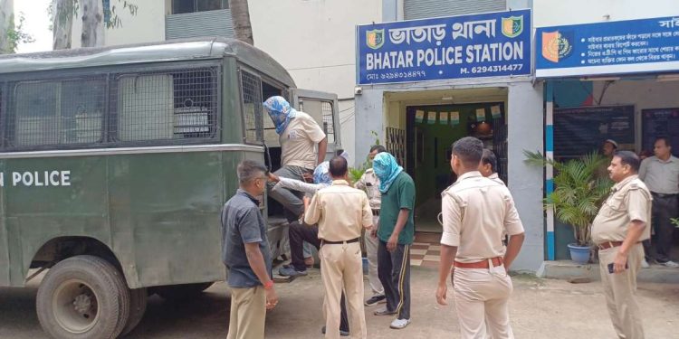 ভাতারে বিপুল গাঁজাসহ গ্রেপ্তার তিন যুবক