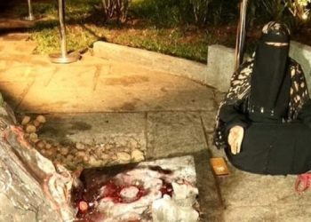 শান্তির আশায় হিন্দুদের পবিত্র গবিসিদ্ধেশ্বর মন্দিরে ধ্যান করছেন কর্ণাটকের কোপ্পালের মুসলিম মহিলা