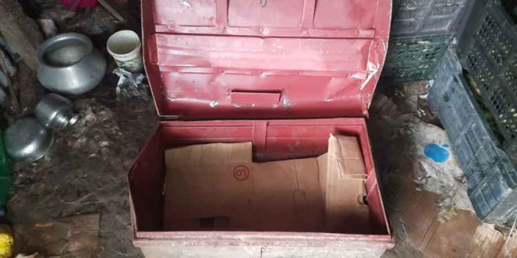 গোডাউনের উঁচু জায়গায় রাখা প্রকাণ্ড ট্রাঙ্ক পুলিশ খুলতেই মিললো নিঁখোজ নাবালক ছাত্র, শোরগোল কালনায়