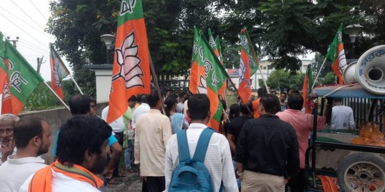 কাটোয়ায় ‘হিন্দু বধূ’কে গনধর্ষণের ঘটনায় ধৃত ২ অভিযুক্তের কঠোর শাস্তিসহ একাধিক দাবিতে মহকুমা পুলিশ আধিকারিকের কাছে স্মারকলিপি জমা দিল বিজেপি