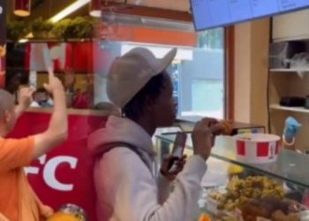 ইসকনের গোবিন্দ রেস্তোরাঁয় ঢুকে মুর্গির মাংস খাওয়ার পালটা প্রতিক্রিয়ায় কেএফসির সামনে হরিনাম সংকীর্তন করলেন ব্রিটিশ হিন্দু সন্ন্যাসীরা