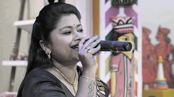 বাসের ধাক্কায় হাওড়ার জনপ্রিয় সঙ্গীত শিল্পী মৌমিতা দেবনাথের মর্মান্তিক মৃত্যু
